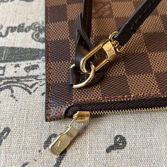 AUTHENTIC NEW Louis Vuitton Pouchette - red interior - Picture 3 of 7